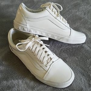 Vans Old Skool white pat. studded sidewalls sz 8.5